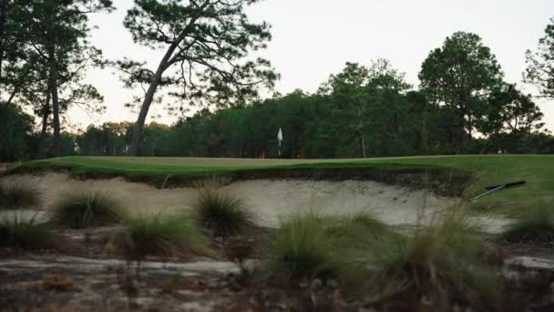 Sandbunker Vor Einem Golfplatz Mit Der Flagge Auf Einem Golfplatz — Stockvideo