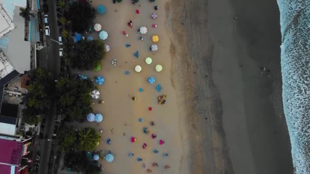 巴厘岛美丽的科维亚克和双六海滩无人驾驶飞机镜头 在科维德19大流行后 许多拥挤的人们享受日落 这个镜头是在日落时间1080P拍摄的 — 图库视频影像