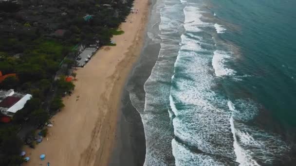 Krásný Seminyak Double Six Beach Drone Záběry Bali Filmovými Vlnami — Stock video