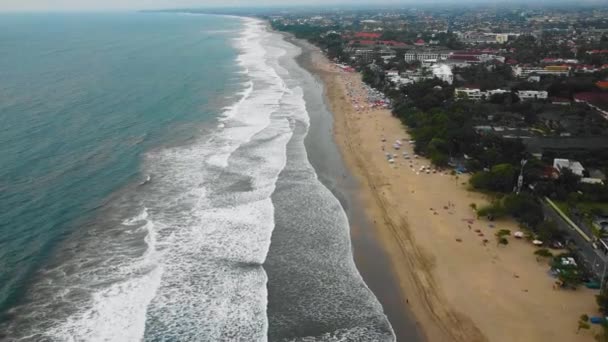 Bela Metragem Drones Seminyak Double Six Beach Bali Com Ondas — Vídeo de Stock