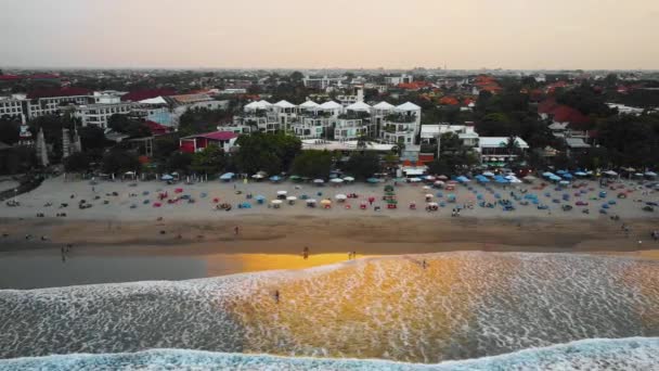 Чудові Семиняк Дрони Double Six Beach Балі Кінохвилями Багато Людей — стокове відео