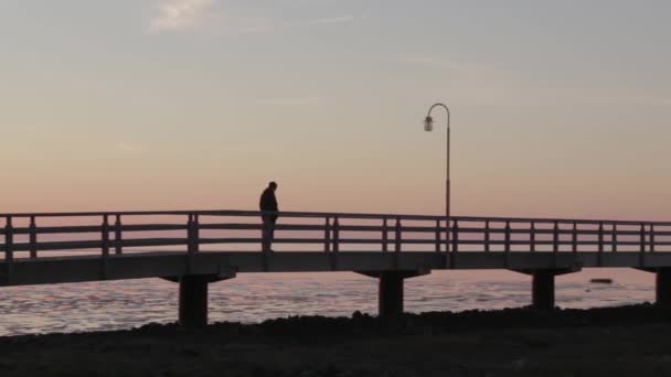 Человек Идет Мосту Старому Старинному Маяку Северного Моря Закате — стоковое видео