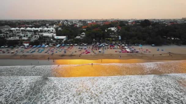 Gyönyörű Seminyak Double Six Beach Drón Felvételek Balin Filmhullámokkal Sok — Stock videók