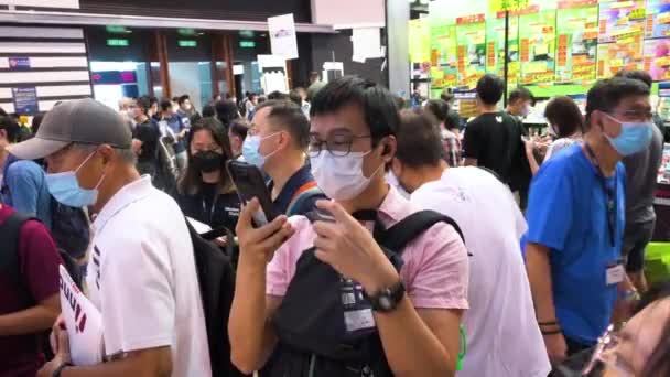 Crowds Chinese Retail Tech Customers Shoppers Visitors Pack Halls Browse — Stock Video