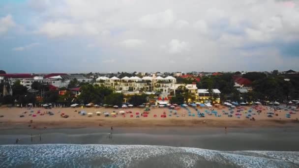 Piękne Zdjęcia Dronów Seminyak Double Six Beach Bali Falami Kinowymi — Wideo stockowe