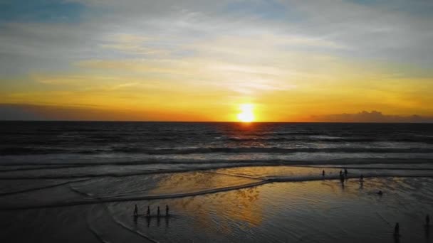 美しいスミニャックと映画の波とバリのダブルシックスビーチドローン映像 この映像は1080年の日没時に撮影された — ストック動画