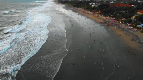 Piękne Zdjęcia Dronów Seminyak Double Six Beach Bali Falami Kinowymi — Wideo stockowe