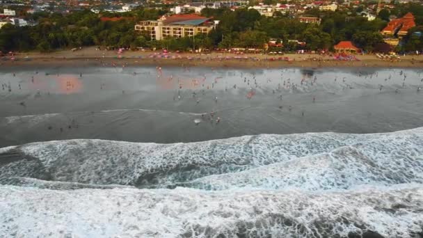 Krásný Seminyak Double Six Beach Drone Záběry Bali Filmovými Vlnami — Stock video