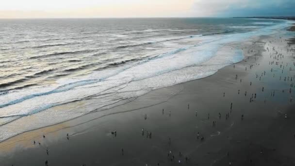 Кадрах Дрона Double Six Beach Бали Киношными Волнами Многие Толпились — стоковое видео