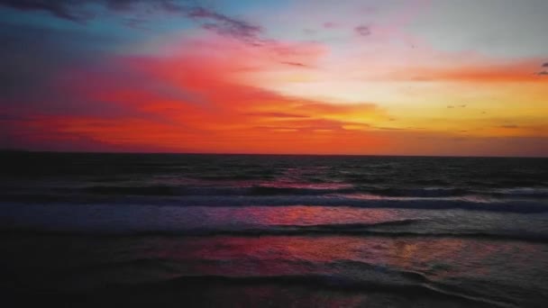 美しいスミニャックと映画の波とバリのダブルシックスビーチドローン映像 この映像は1080年の日没時に撮影された — ストック動画