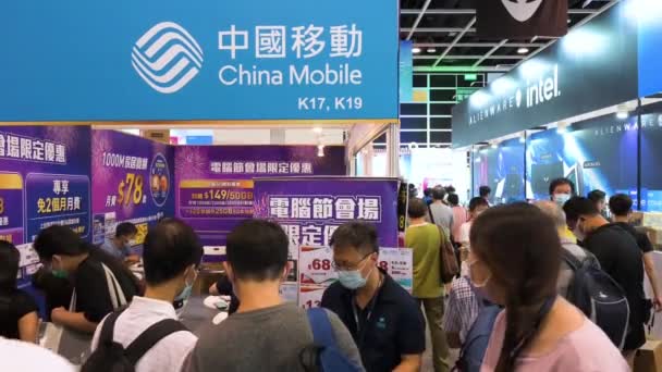 구매자와 방문객들은 홍콩에서 열리는 컴퓨터 축제에서 서비스를 제공하는 모바일 브랜드 — 비디오