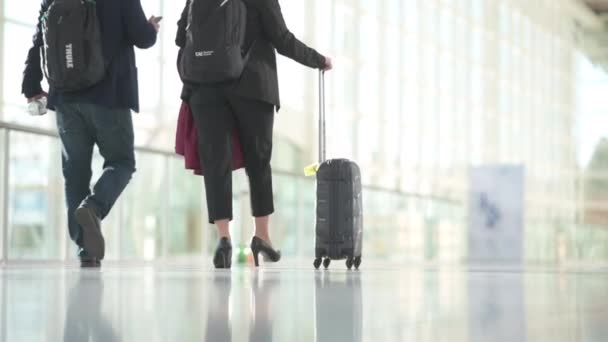 Menschen Business Outfits Gehen Mit Gepäck Durch Eine Helle Halle — Stockvideo