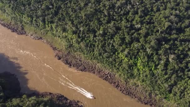 Shora Pohled Motorový Člun Rychle Tekoucí Řece Iguazu Tekoucí Amazonského — Stock video