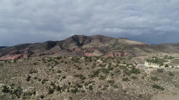 在科罗拉多州莫里森的恐龙岭 红色岩石上空进行了一次随意的无人驾驶飞行 — 图库视频影像