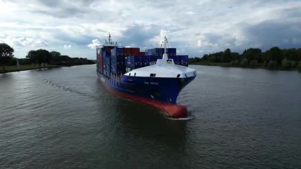 Filmisk Vidsträckt Bild Onyx Ett Stort Containerfartyg Som Seglar Över — Stockvideo