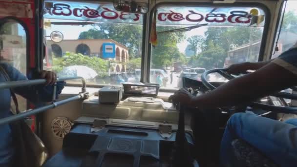 Tiro Interior Autobús Sri Lanka Conduciendo Por Carretera Ocupada Días — Vídeo de stock