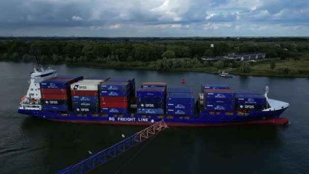 Aerial Starboard View Onyx Cargo Container Ship Approaching Oude Maas — 비디오