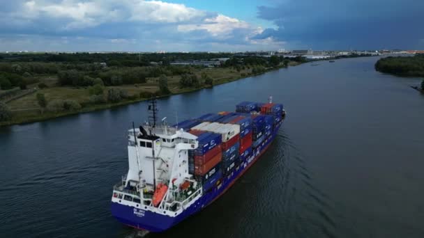 Aus Der Luft Auf Das Heck Des Containerschiffs Onyx Geschossen — Stockvideo