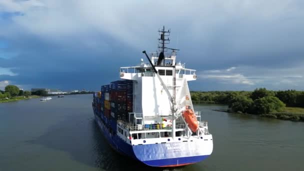 Bgオニキスの船尾付近の空中平行貨物コンテナ船Zwijndrechtを介して外マアスに沿って航行 — ストック動画