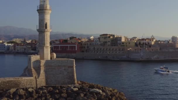 Hanya Deniz Feneri Eski Limana Tekne Giriyor — Stok video