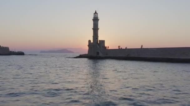 在希腊老港口Chania从低到高的飞行 日落时穿过灯塔 — 图库视频影像