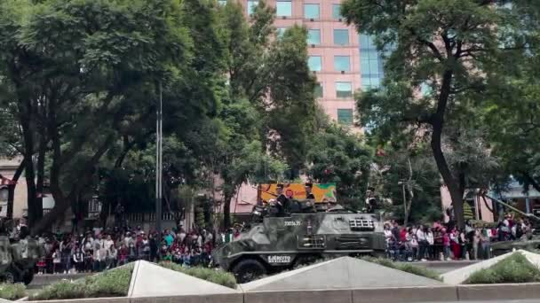 Strzał Przodu Nowych Pancernych Czołgów Podczas Parady Meksykańskiej Armii Mieście — Wideo stockowe