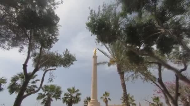 Nemzetközösségi Légierő Emlékmű Vallettában Máltán Timelapse Sétálva Hátrafelé — Stock videók