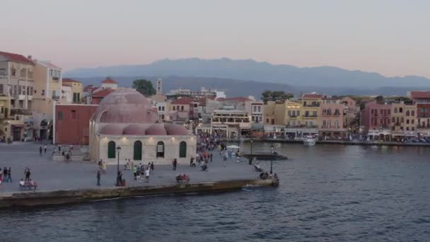 Aerial Orang Orang Yang Lewat Pelabuhan Lama Chania Yunani — Stok Video