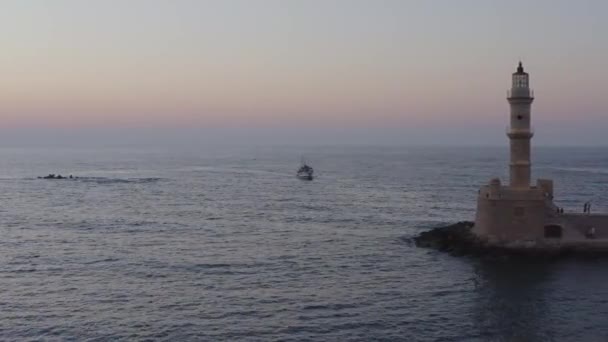 Aerial Farul Din Chania Grecia Barcă Fundal Amurg — Videoclip de stoc