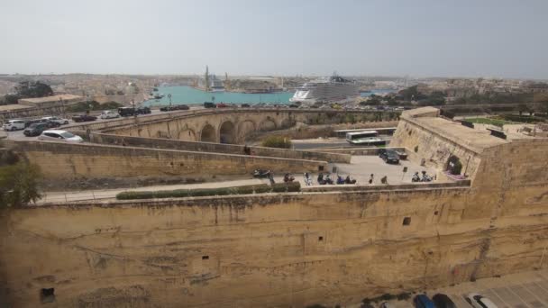Förstärkningar Försvarsmurar Och Transporttrafik Valletta Malta Filmklipp Med Tidsfördröjning — Stockvideo