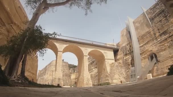 Die Brücke Über Den Graben Zum Stadttor Von Valletta Malta — Stockvideo