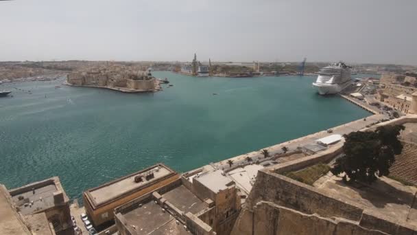 Kryssningsfartyg Och Murar Valletta Befästningar Malta Time Lapse Handhållen Film — Stockvideo