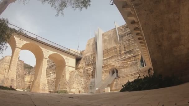 Bron Går Över Diket Till Stadsporten Valletta Malta Timelapse Dolly — Stockvideo