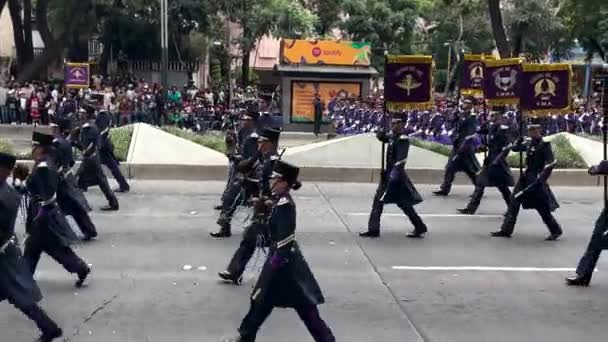在墨西哥城市举行的墨西哥军队阅兵式上 鹰排士兵突然袭击的镜头 — 图库视频影像