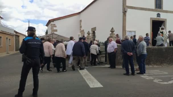 天主教宗教界人士进入教堂 在警察的控制下举行庆祝圣徒日的游行 枪林弹雨 西班牙加利西亚Poulo Corua — 图库视频影像