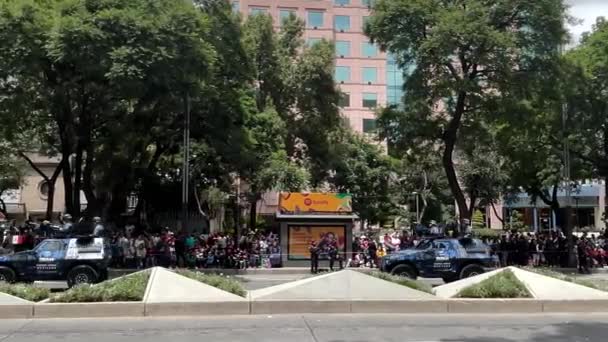 墨西哥军队在墨西哥城举行阅兵式期间 武装部队海军新型反导弹坦克的进展情况 — 图库视频影像