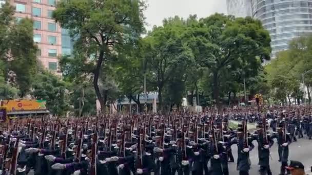 在马塞哥市的改革大街上举行的墨西哥军队阅兵式上 武装海军狙击手排前进的镜头 — 图库视频影像
