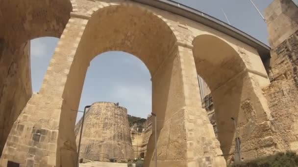Híd Átmegy Árokon Valletta Város Kapujáig Máltán Hyperlapse Felvétel — Stock videók