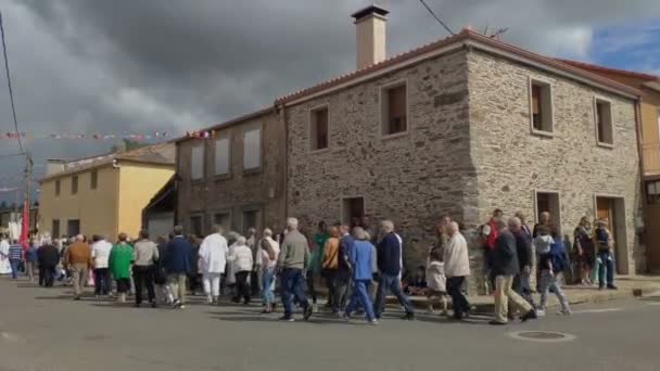 Katholieke Religieuze Mensen Verlaten Kerk Processie Verfraaid Van Een Stenen — Stockvideo