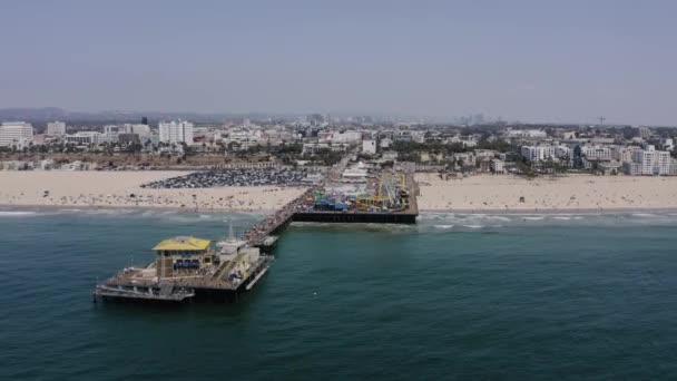 圣莫尼卡码头和美丽的威尼斯海滩 加利福尼亚 暑假期间空中全景拍摄 — 图库视频影像