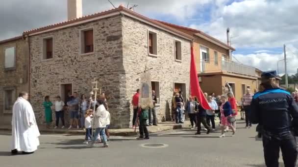 カトリックの宗教的な人々は 曇りの日の制御下でお祝いの石造りの家の行列の出発で教会を離れ ショットをブロックし Poulo Corua Galicia スペイン — ストック動画
