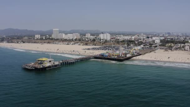 サンタモニカ桟橋 カリフォルニアの海辺の観光名所と人気と美しい砂浜ヴェネツィアビーチ 空中ドローンビュー — ストック動画
