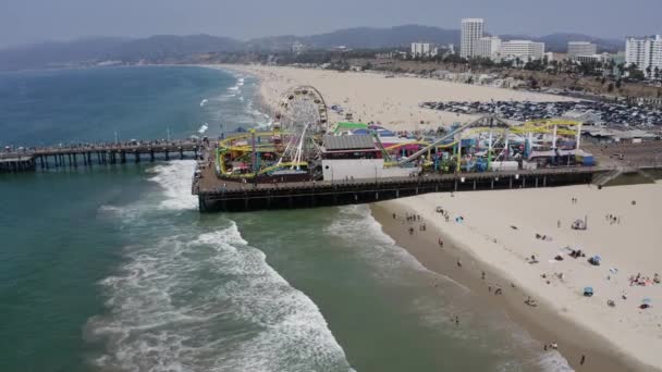 Santa Monica Pier Californië Verbazingwekkende Lucht Terug Trekken Onthullen Toeristische — Stockvideo