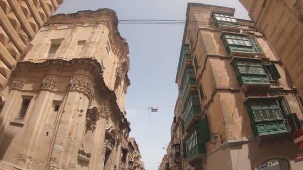 Hledáme Kráčející Minulosti Budovy Maltskými Balkony Vallettě Hlavním Městě Malty — Stock video