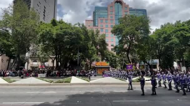在墨西哥城市举行的墨西哥军队阅兵式上 持枪者排突进的镜头 — 图库视频影像