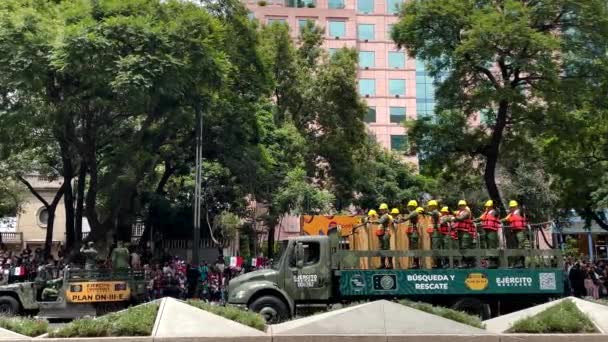 メキシコシティでのメキシコ軍のパレード中に捜索救助隊の前進を撮影しました — ストック動画