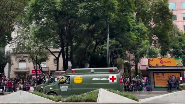 Tiro Avanço Ambulâncias Militares Durante Desfile Exército Mexicano Cidade México — Vídeo de Stock