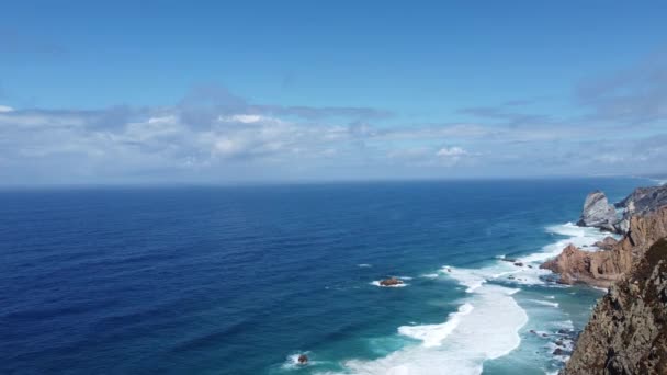 Epicki Lot Dronem Nad Klifami Wybrzeżu Oceanu Atlantyckiego Portugalii — Wideo stockowe