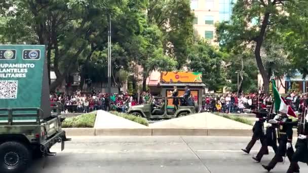 在墨西哥城市举行的墨西哥军队阅兵式上拍摄的战争坦克的前进方向 — 图库视频影像