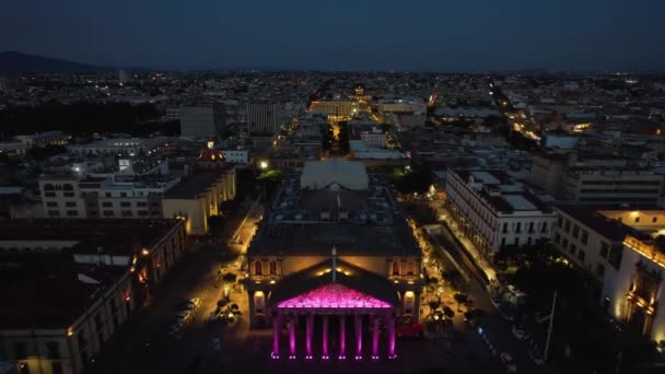 Luftaufnahme Über Dem Bunt Beleuchteten Teatro Degollado Abenddämmerung Guadalajara Mexiko — Stockvideo